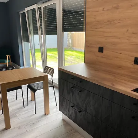 Nowa Apartmenty - Parking Lotniskowy Paledzie